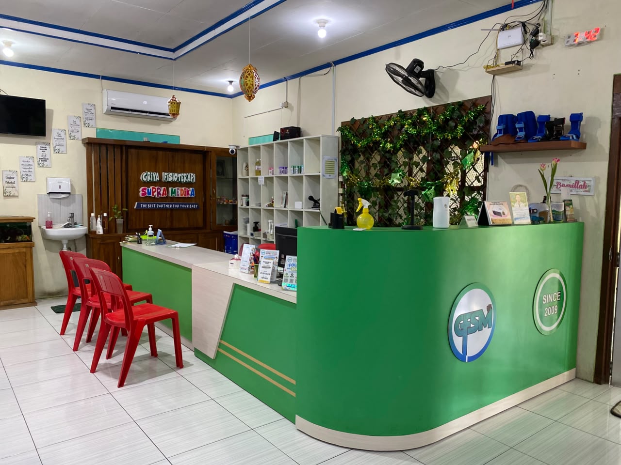 Ruang pendaftaran klinik yang bersih dan nyaman